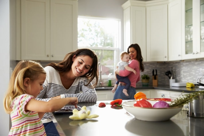 שתי אימהות עם שתי בנותיהן במטבח, הורות חד מינית, הורות ומשפחה